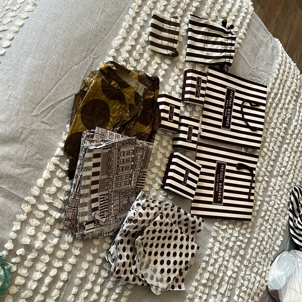 Hendri bendel Gift bags, boxes & tissue paper